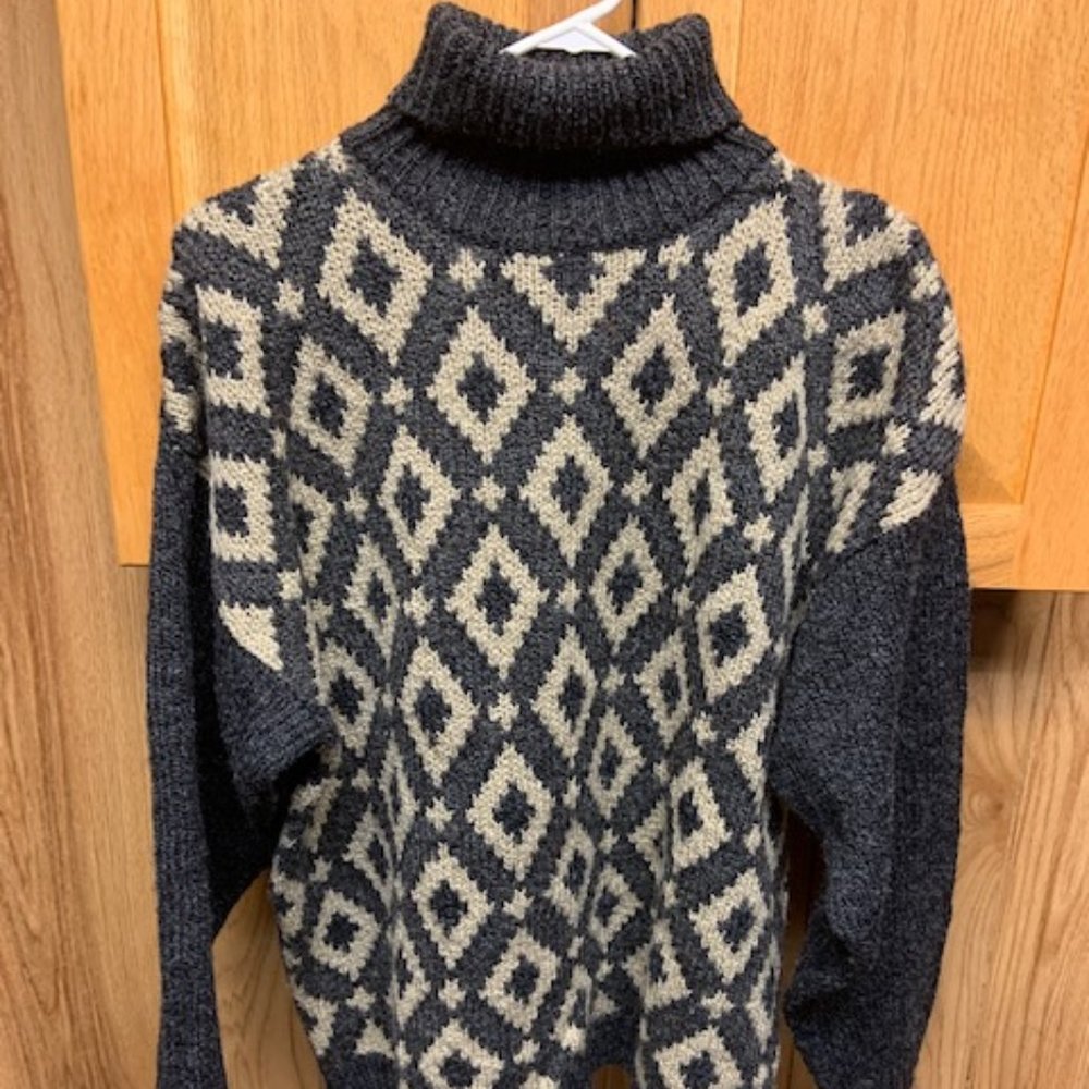 Susquehanna Trail Outfitters women’s acrylic wool blend charcoal t-neck (size L)